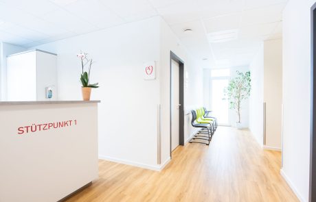 Zentrum für Kardiologie - Blick in Wartebereich und Stützpunkt 1